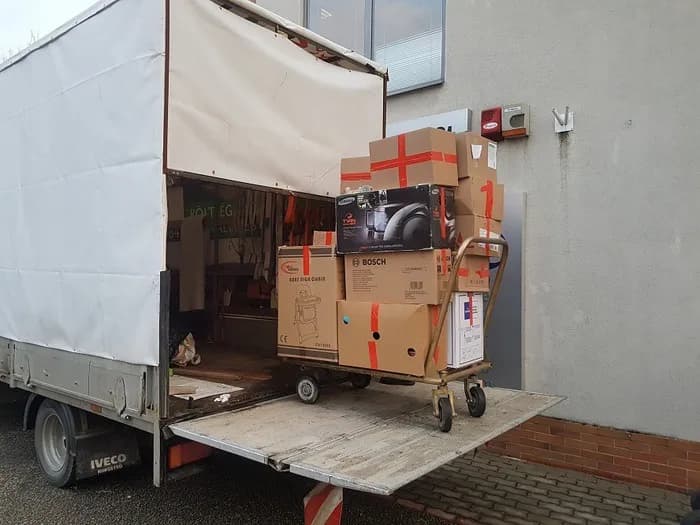 Equipo de Terrestres cargando cajas y electrodomésticos en un camión Iveco