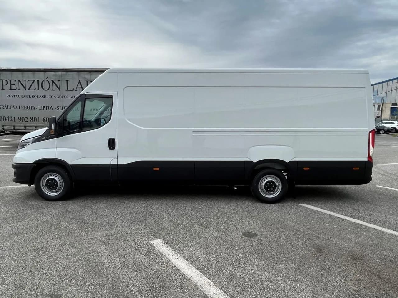 Furgón Iveco Daily de largo recorrido listo para una mudanza nacional