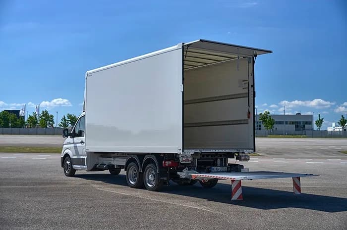 Camión con rampa trasera abierta, preparado para carga compartida Galicia-Madrid