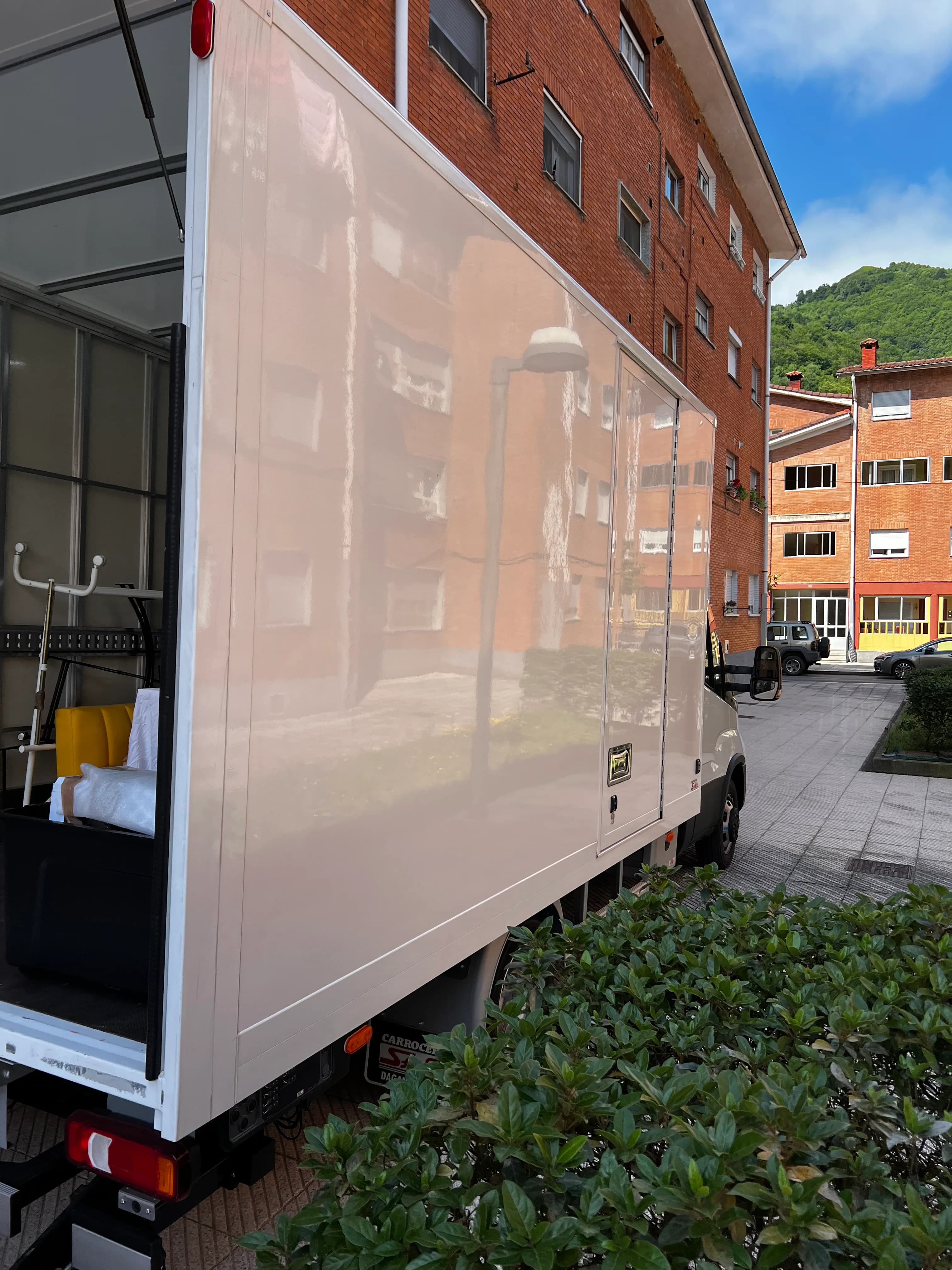 Camión Iveco de Terrestres en una mudanza en Asturias