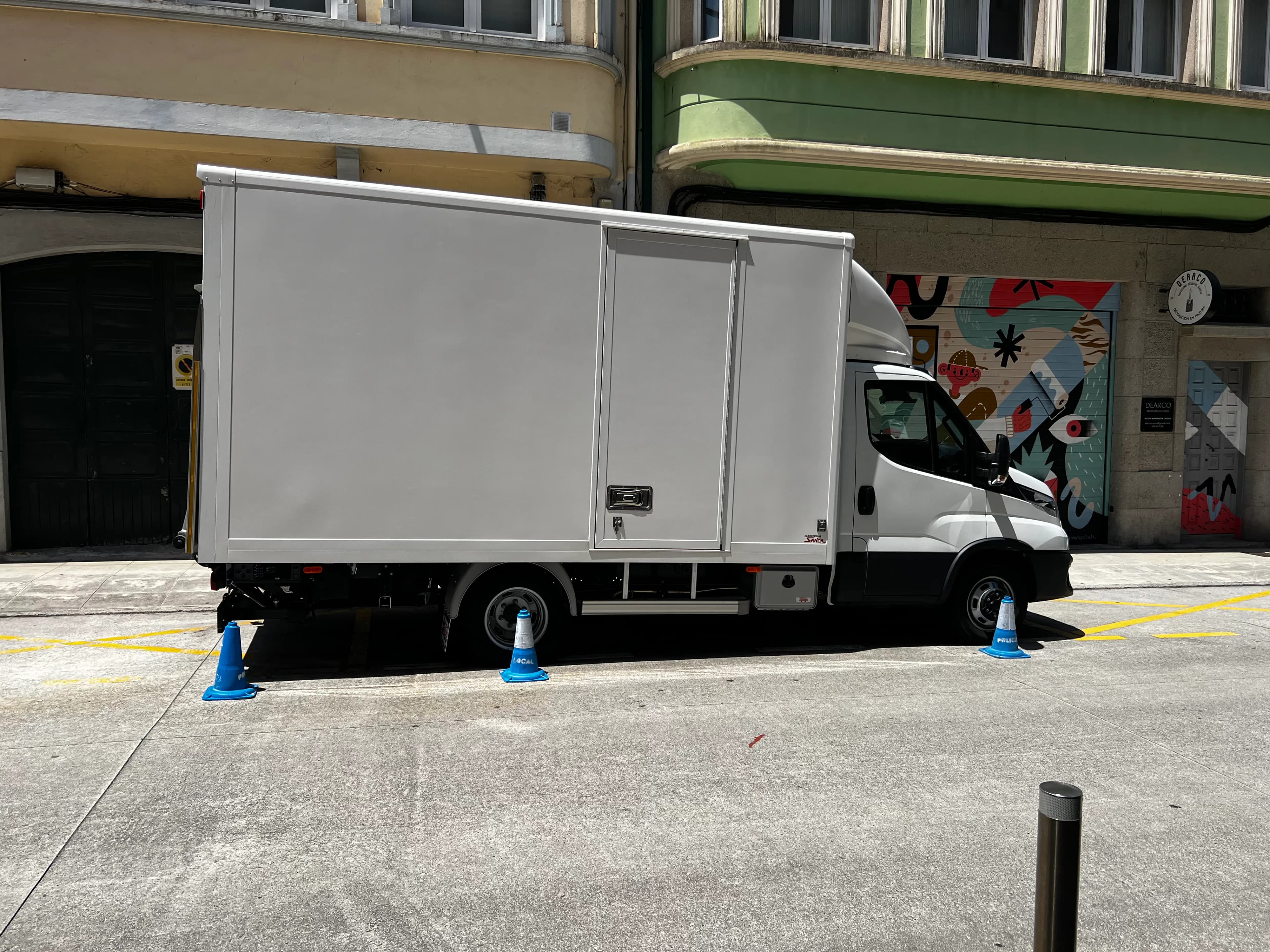 Camión de Terrestres aparcado junto a un mural de colores en la ciudad