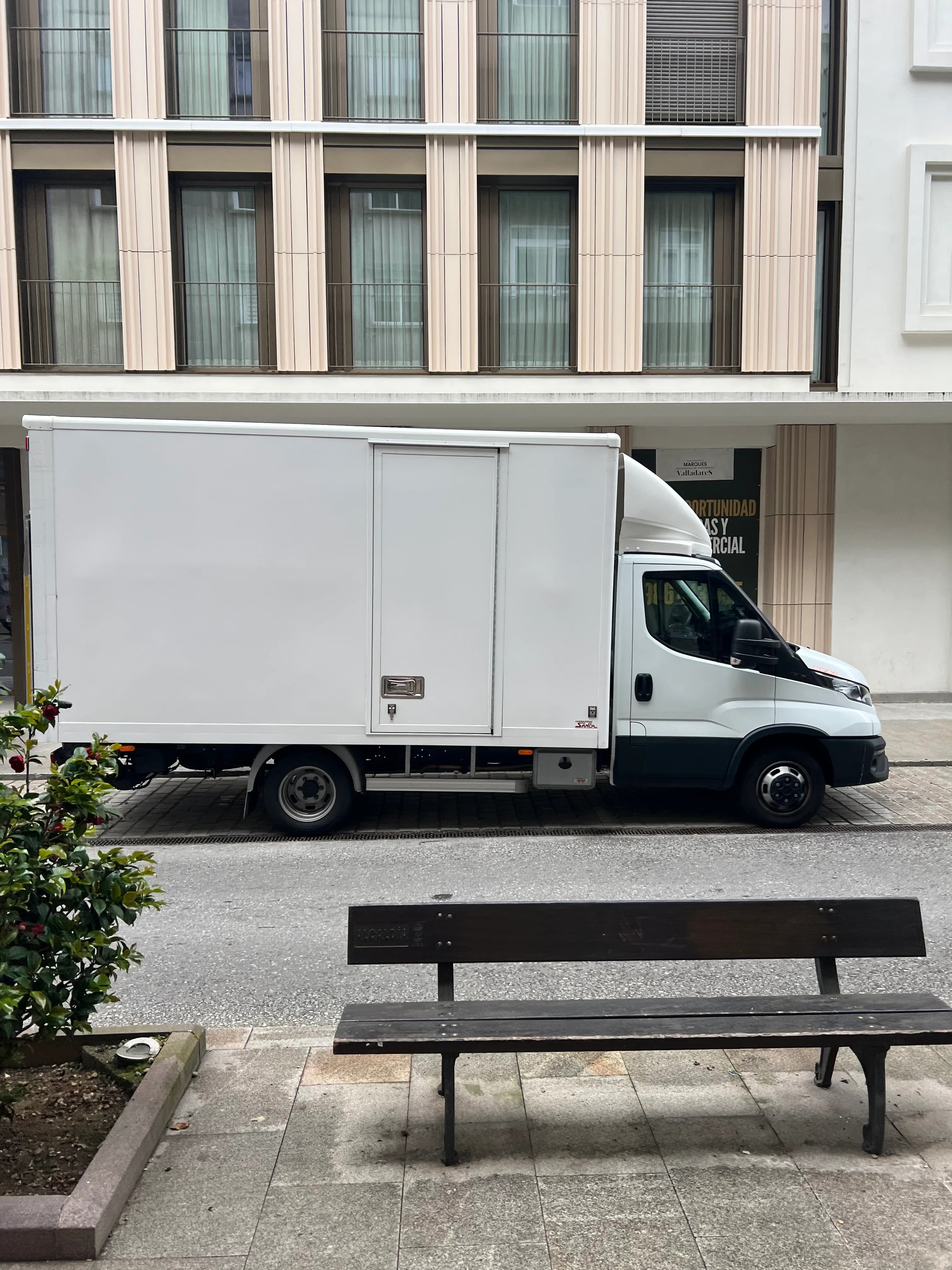 Camión de mudanzas de Terrestres aparcado en una calle céntrica de Vigo